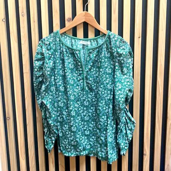 MAX STUDiO green floral top with ruched sleeves - Picture 1 of 9